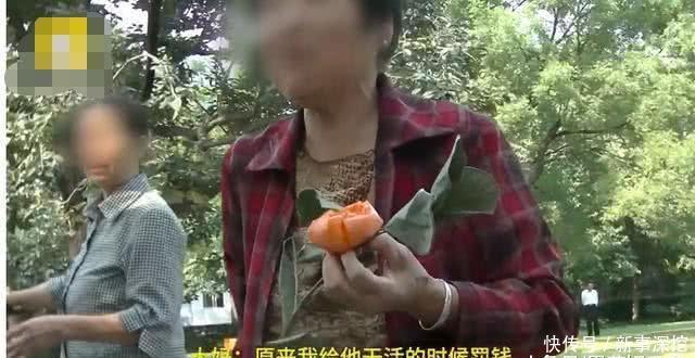  大妈：河南大妈公园摘景观柿：去年摘柿子罚了80元，今年离职了