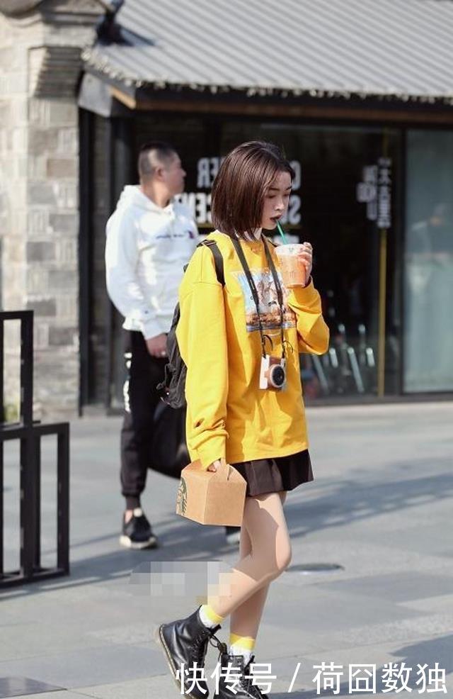 【美女】路人街拍,靓女很有韵味,穿上蓝色的经典牛仔裤,很是性感