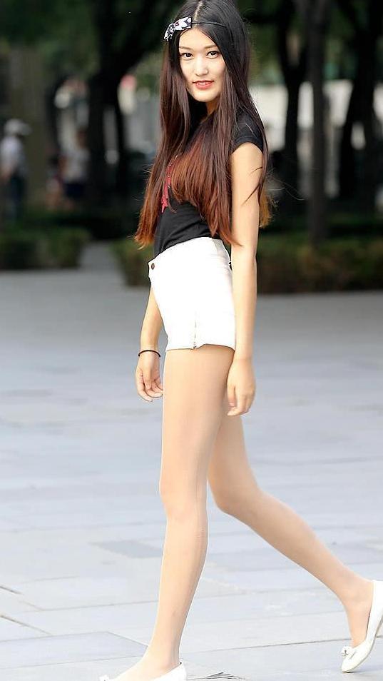 三里屯美女挑战展示大长腿极限 热裤要多短有多短