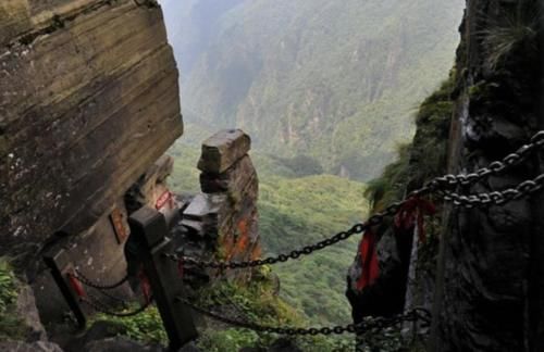 横跨两座山峰的寺庙，悬空2493米，没人知道怎么建造的？