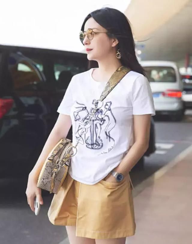 赵薇瘦成郑爽同款小细腿,穿黄色短裙好清凉,瘦了穿什么都好看!