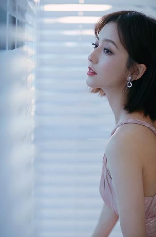 佟丽娅，周冬雨撞衫，二人同穿粉色吊带裙，差距竟如此尴尬