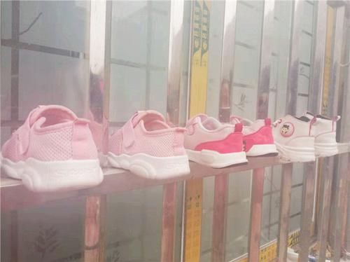 合适■如何为孩子挑选合适的鞋子,是漂亮还是实用,起火的鞋子不要买