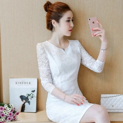 蕾丝花边的裙子更显女性魅力，就算是宝妈穿着也会很优雅