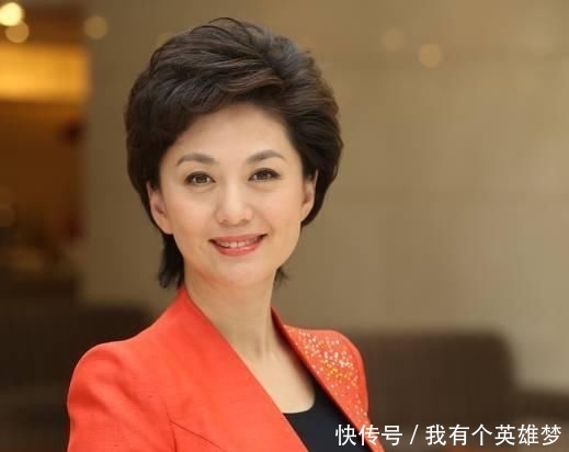  毫无：她是央视著名美女主持人，回老家却毫无架子，扭秧歌、下地干农活