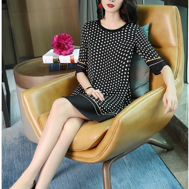 火爆夏季的波点裙，70后阿姨穿上身也毫无违和感，显得人更美