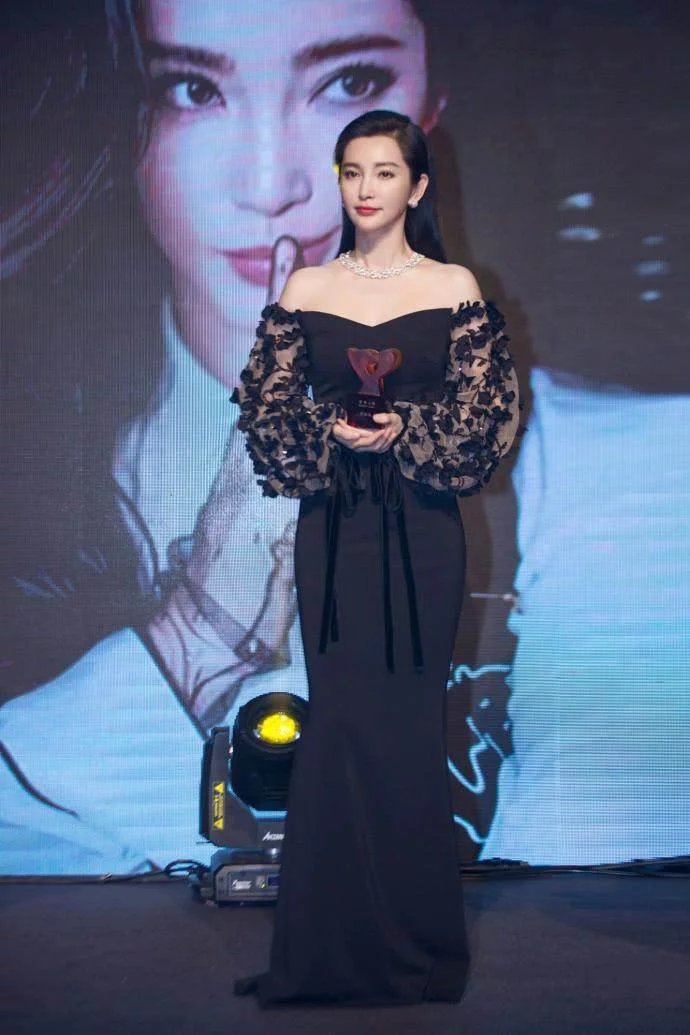 李冰冰全身只穿一件裹胸, 竟一点违和感都没有, 说她18岁我都信