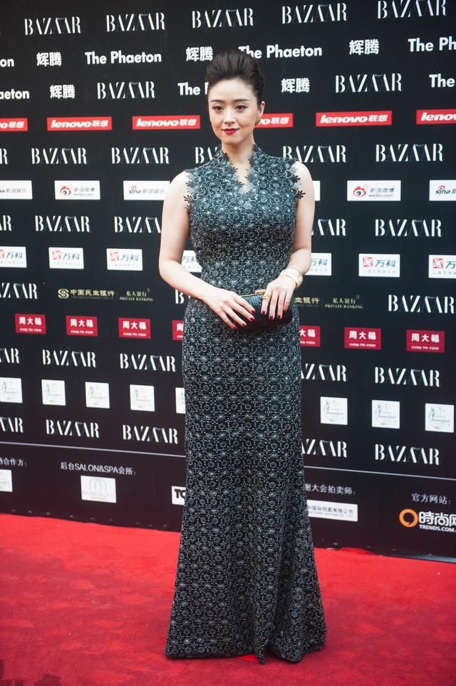 蒋欣的麒麟臂已经不算啥了，发型才是亮点，网友：发型师在整你吧