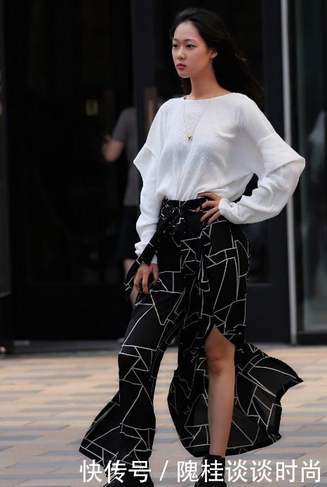 街拍:时尚辣妈黑色热裤的勾勒修长美腿,性感蛮腰盈盈一握!!