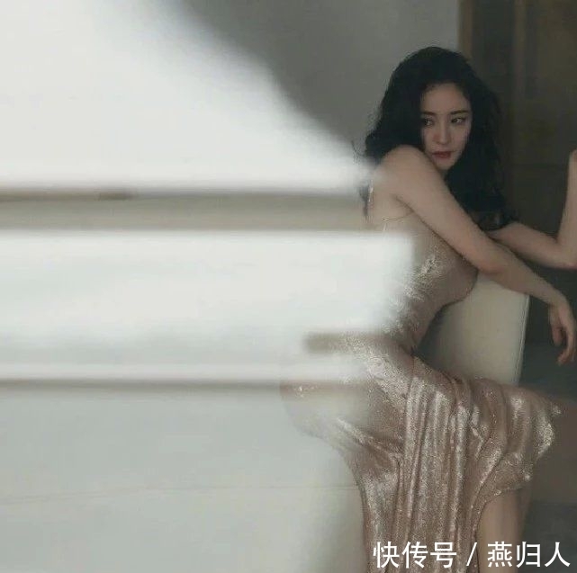 【 身上穿】穿香槟色长裙，美回32岁该有的模样！，杨幂终于不再坚持少女人设