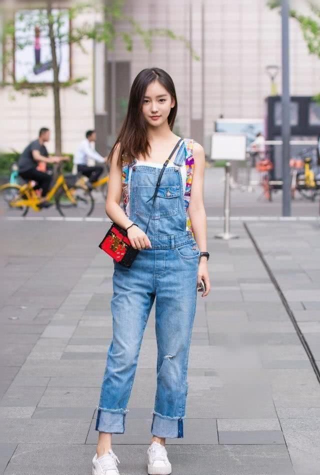 路人街拍：身材丰腴的小姐姐，紧身的露腰T恤秀出美好身材