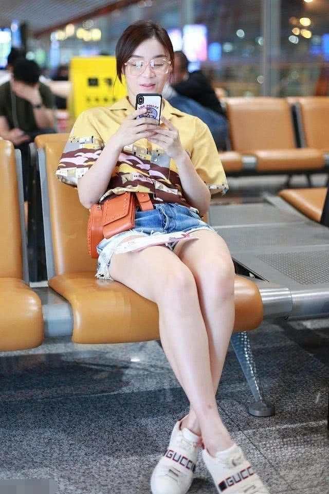 袁珊珊穿短裤欲秀腿，却被吐槽大小腿一样粗