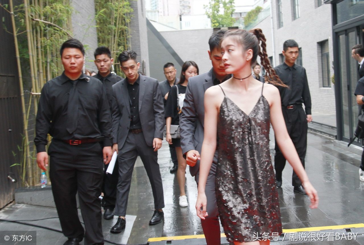 张雪迎丸子头造型，不走青春路线演绎轻熟风，连衣裙大秀锁骨曲线