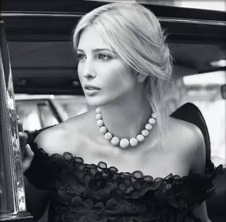 38岁的伊万卡:深V吊肩短裙身材凹凸有致，最后一张姿势太胆大!