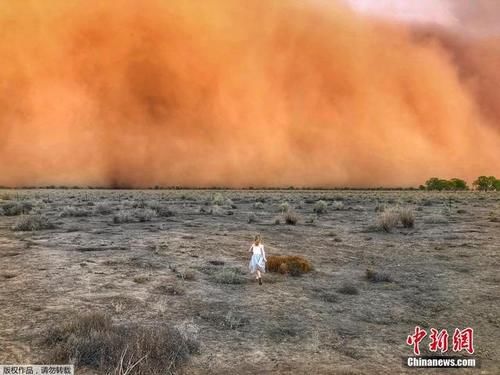 澳大利亚迎巨型沙尘暴触目惊心 “沙墙”遮天蔽日