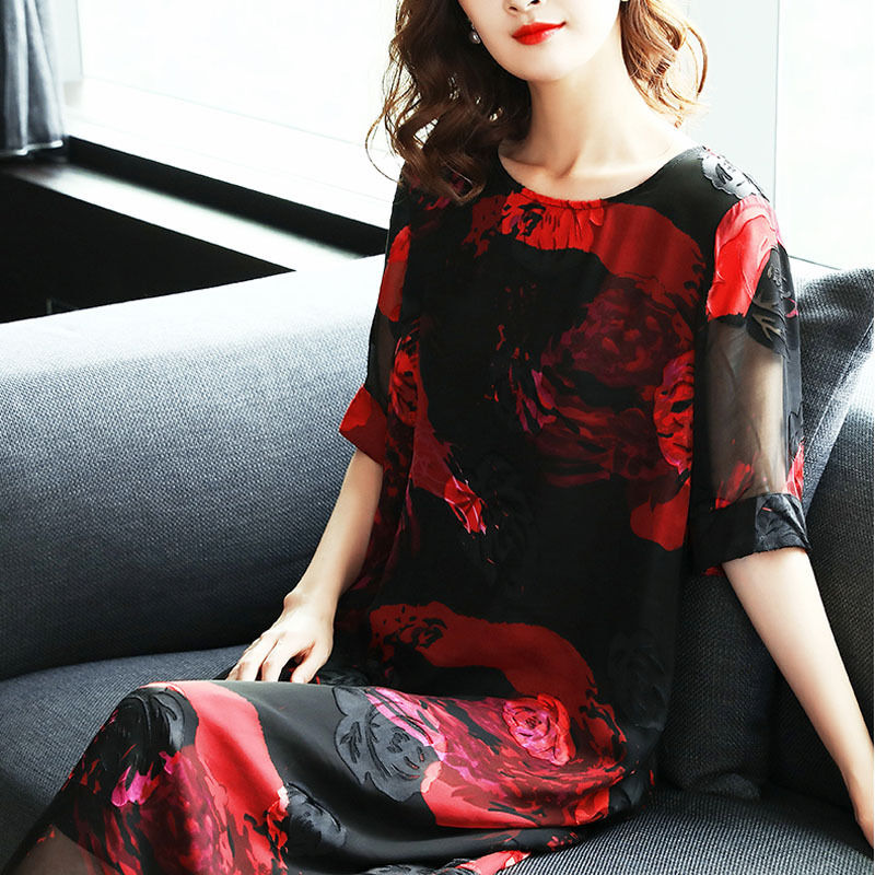 年过40的你偶尔装嫩一下，多穿这样的连衣裙配高跟鞋焕发女人味