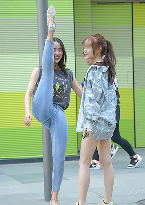  [完美]女神潮范儿美搭！夏日街拍：活力少女完美身材,目测腿长一米七！