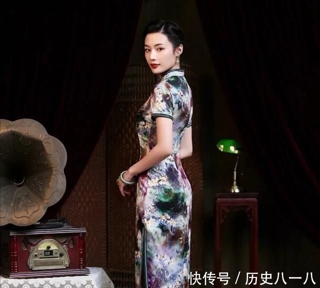  【神态】女人的旗袍美，美在神态，也美在神韵！