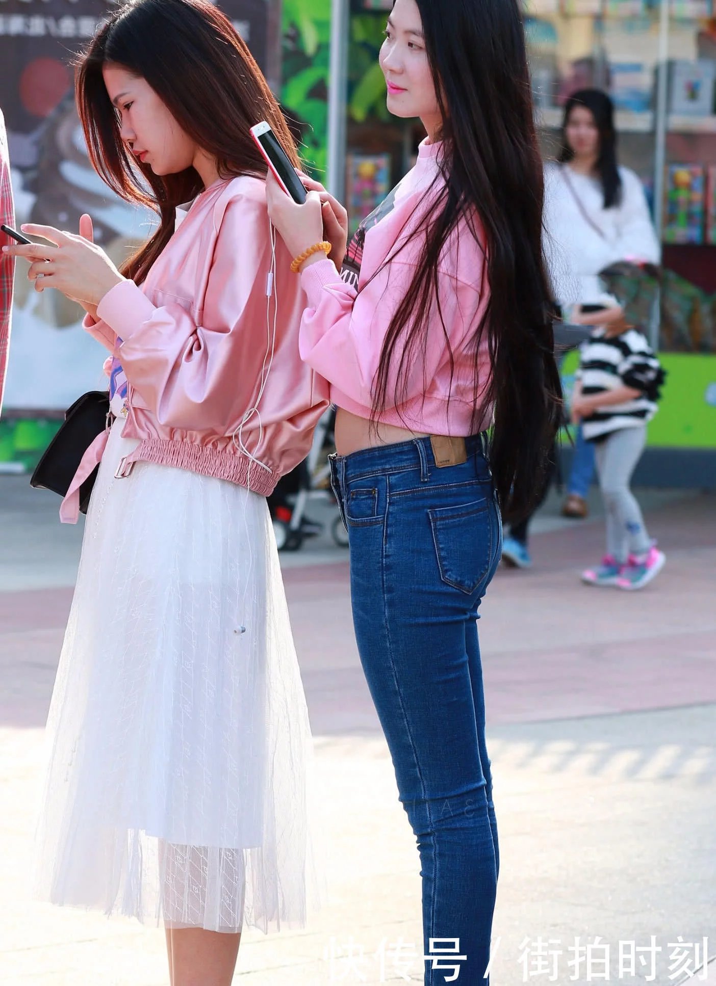 甜美小姐姐露脐装加紧身牛仔裤性感撩人，清纯的长相拥有丰满的身