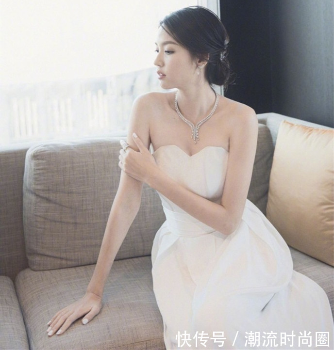 张梓琳惊艳了！仅穿了件抹胸裙就气质炸裂，这身材简直在拉仇恨！