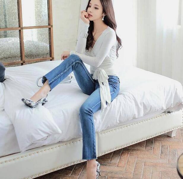 苗条好看的牛仔裤小姐姐，勾勒出婀娜身姿，增添女神气质！