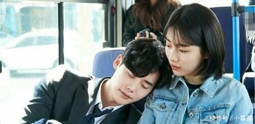 地铁上女子靠小伙肩上睡着了，小伙好心没叫醒女子，下地铁后傻了