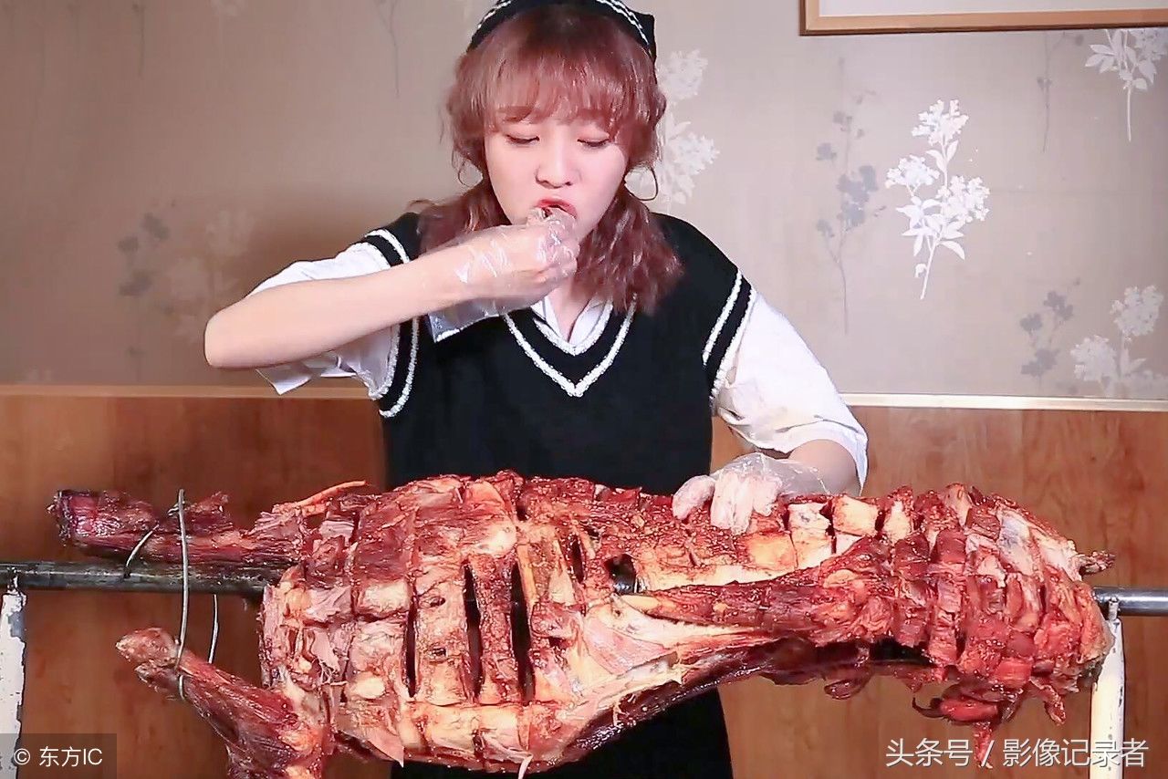 95斤美女1小时吃千只小龙虾，吃怕自助餐老板，月薪全花在吃上