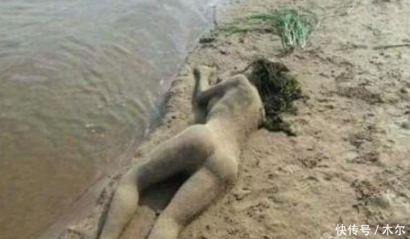 『海边』男子在海边发现一具“女尸”，走近细看后，玩笑开大了！