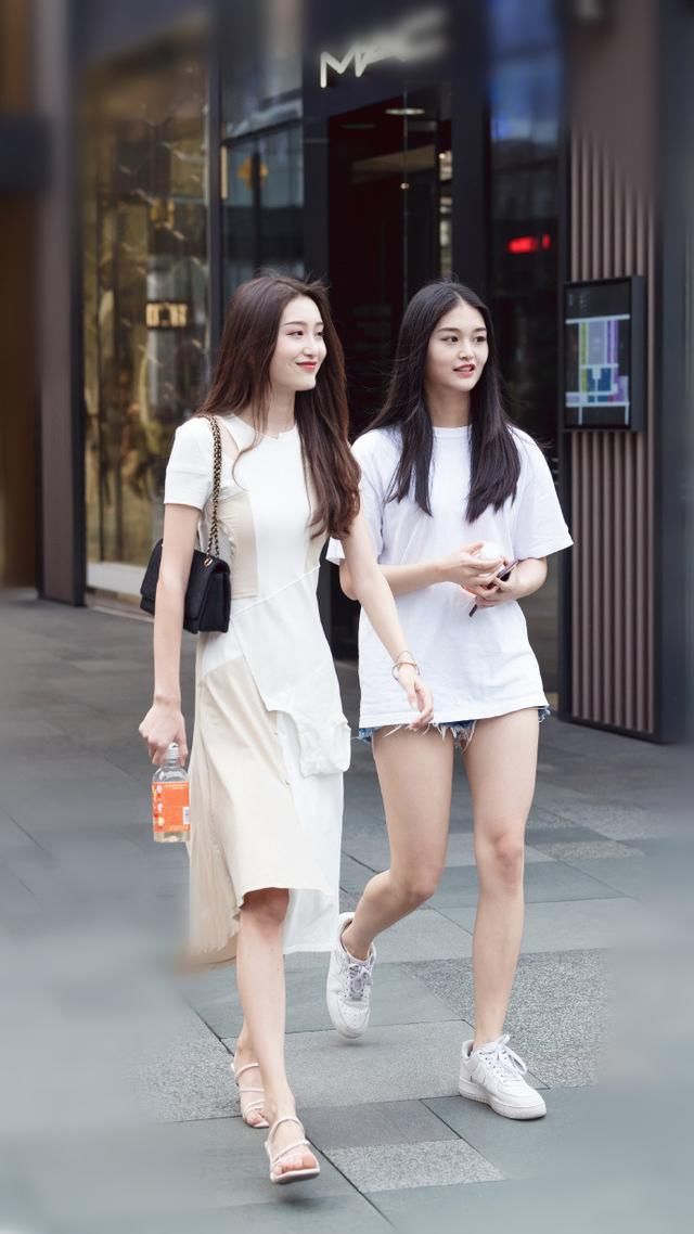 路人街拍，夏天是比美的季节，衣服不比别人好看怎么能行
