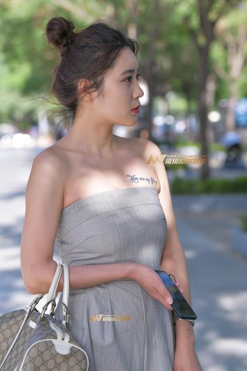 路人街拍，休闲裙裤的小姐姐，看上去很舒适