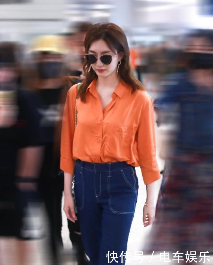 江疏影还真是会搭, 雪纺白衬衫配蓝短裤, 暴露了一双惊艳长腿!