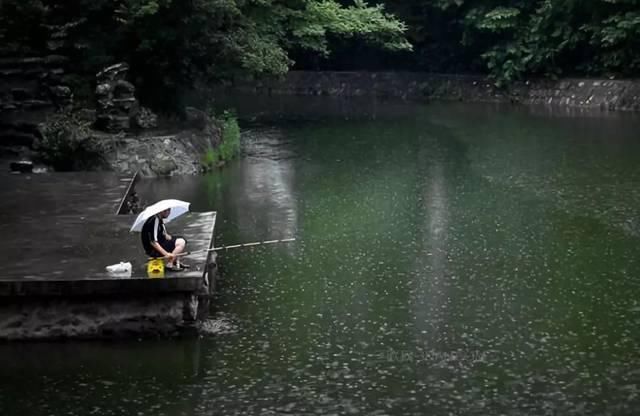  春末：春末夏初出钓要趁早，最好＂选草而钓＂！