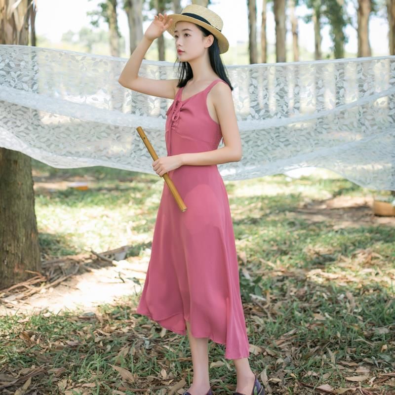 小小的性感和妩媚，吊带裙撩动这个美丽的夏天