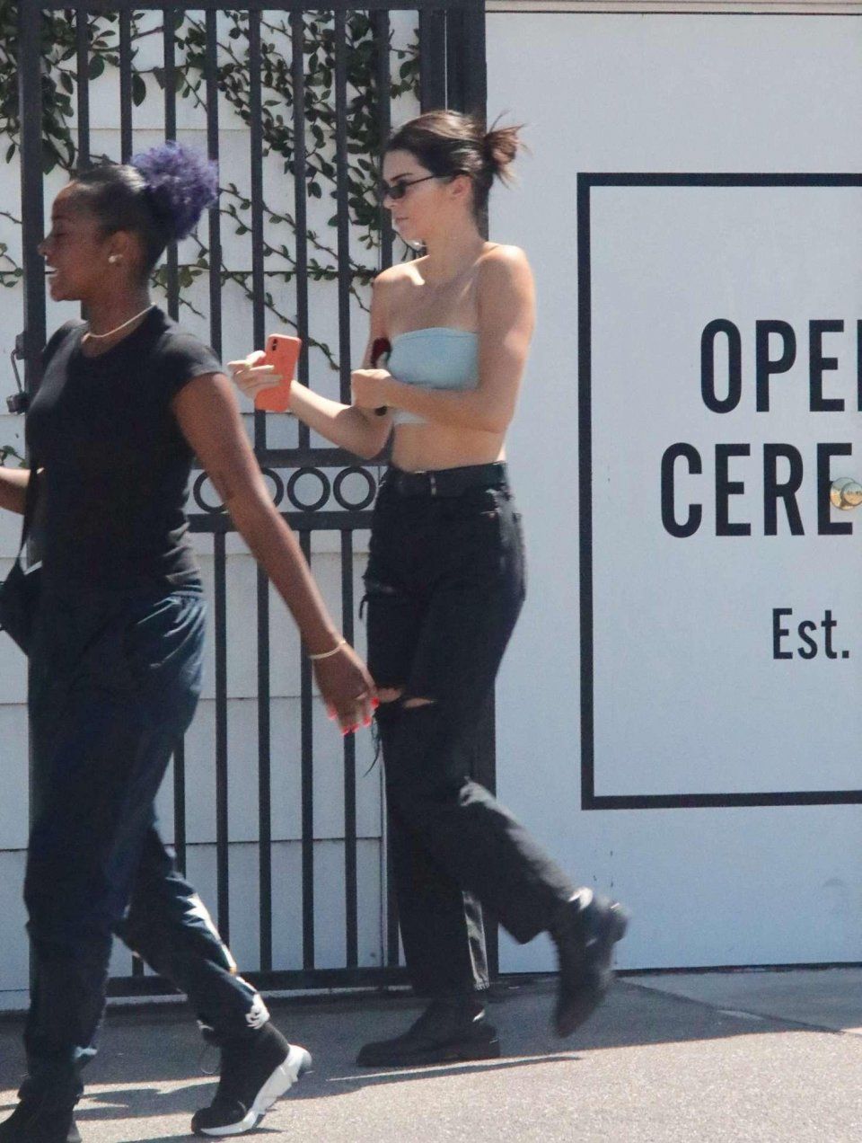 肯达尔詹娜吊带背心搭配牛仔裤出门，网友：超模永远不会穿错！