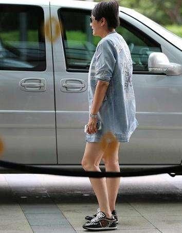 张凯丽穿着短裤现身机场，56岁的她还敢这么扮嫩，这奶奶胆真大!