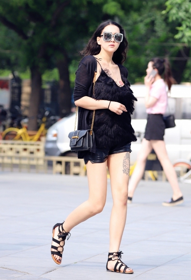  时尚搭配|路人街拍，小姐姐破洞牛仔裤搭配粉色的卫衣，非常的靓丽