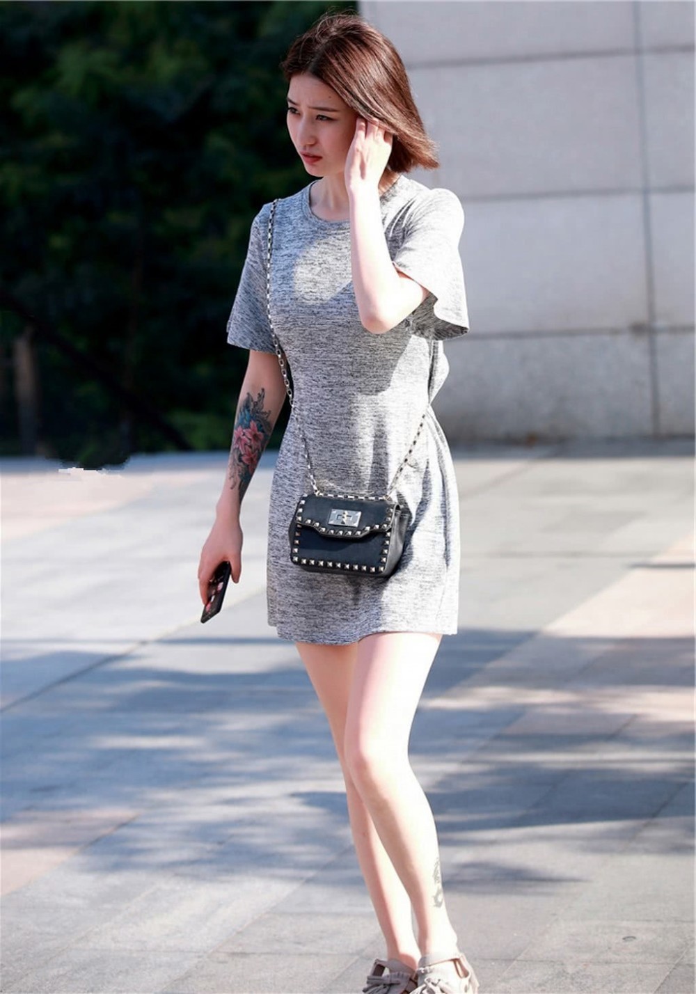 街拍：穿着性感甜美的小姐姐，清凉的装扮养眼又显瘦！