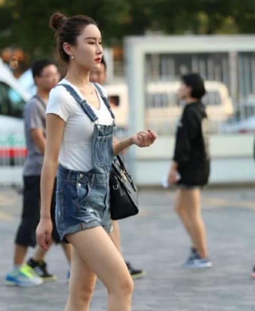  「浓妆」“小厨娘”的背带牛仔裤，盘头女神的浓妆，网友：太出色！