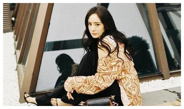 37岁全智贤撞衫32岁杨幂，同款衣服相差这么多，网友:气质很重要