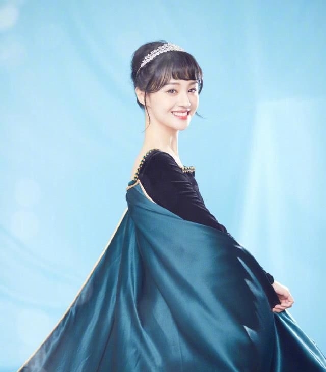 「 优雅」双双挑战丝绒裙,小个子不输大长腿?,168cm郑爽和159cm鞠婧祎