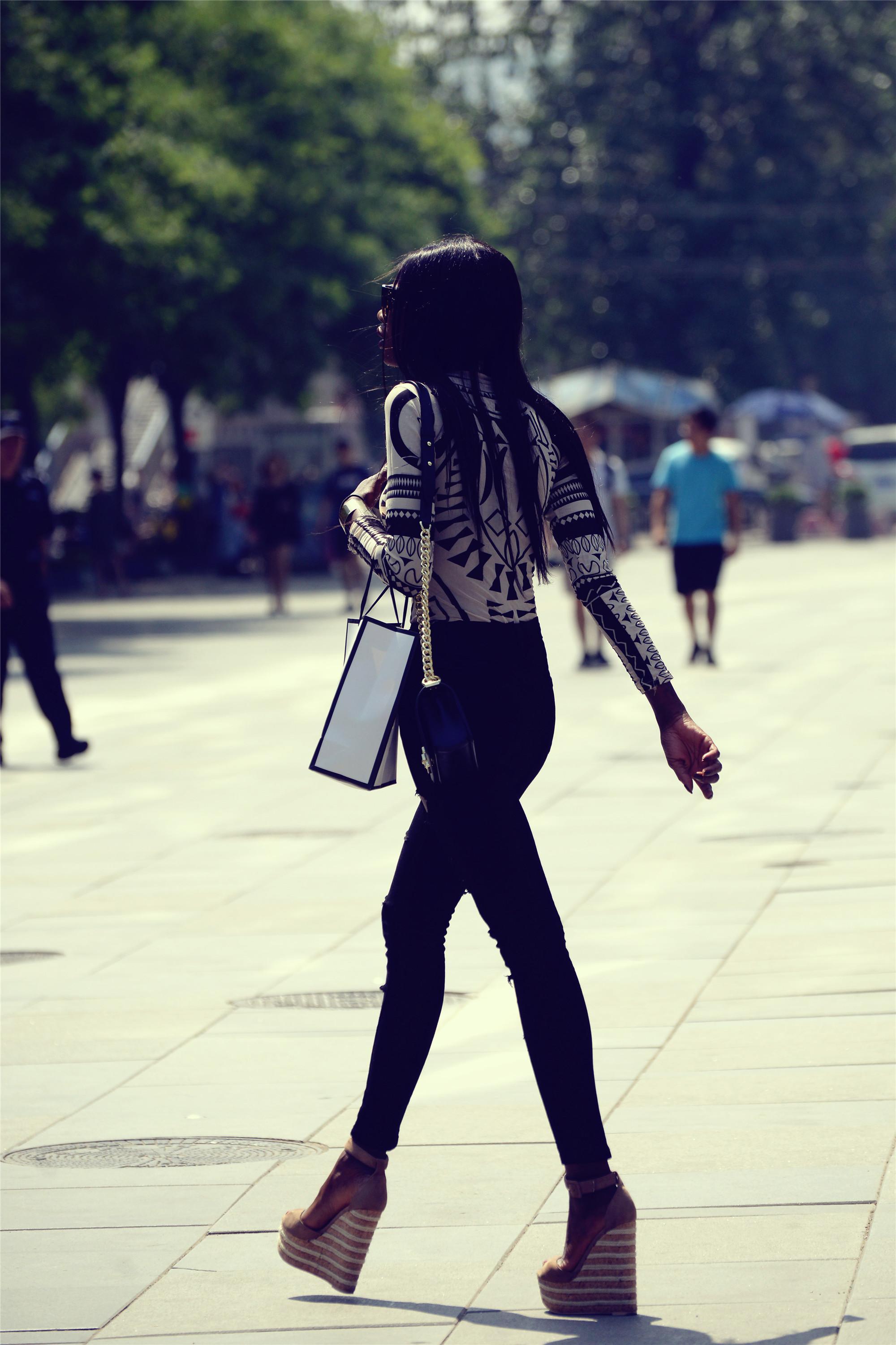 这位姑娘用高腰破洞牛仔裤和一双坡跟鞋，搭配出了全是腿的效果