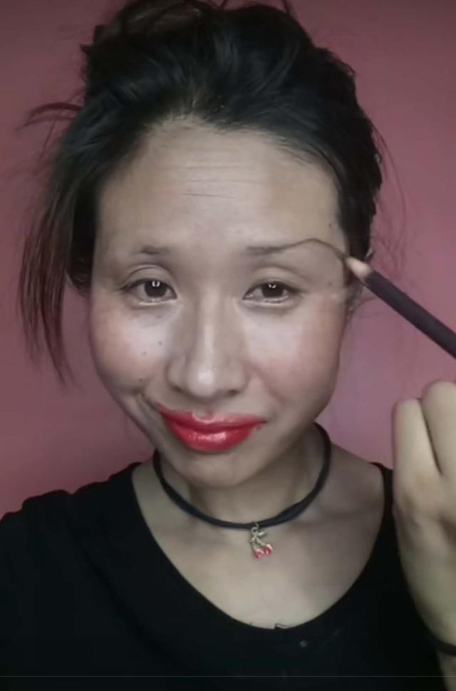 网友展示自己的化妆术，一秒前还是丑小鸭，一秒后变成女神！