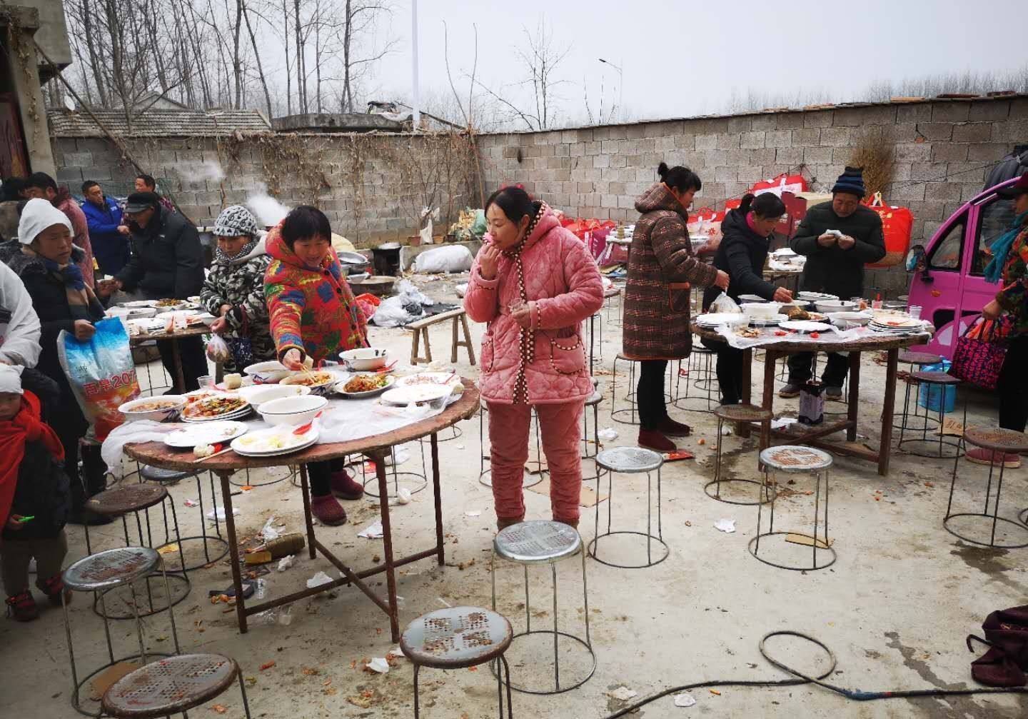 城里人看不懂，农村露天大席，穿着睡衣站着吃