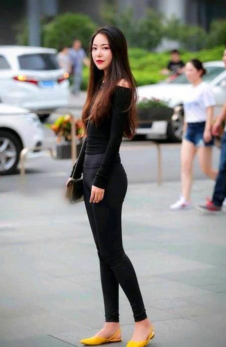  「美女」街拍：身材高挑的美女，一件黑色短袖配黑色休闲裤，时尚气质大方