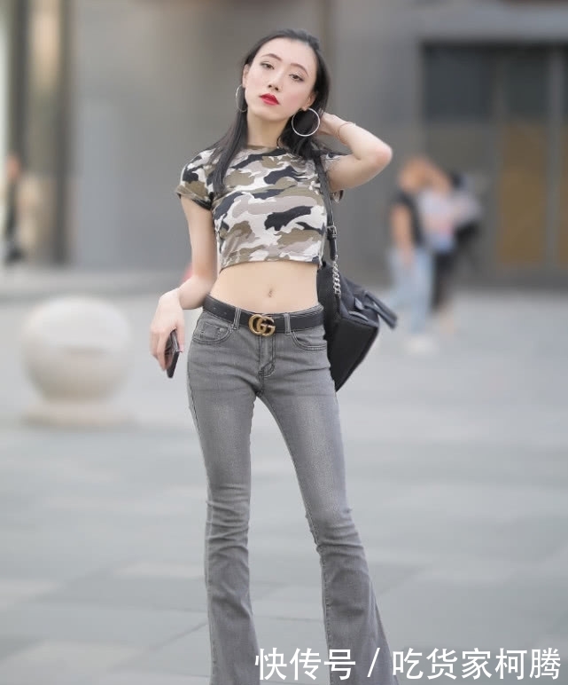 小姐姐:这小姐姐火了,穿双破洞的“袜子”出门,四个脚趾头都露出来了!
