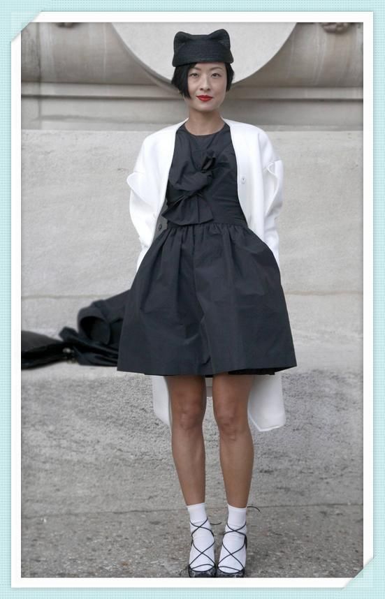 徐濠萦的时尚我不懂！扎丸子头为扮嫩，但腿上的黑丝是几个意思？