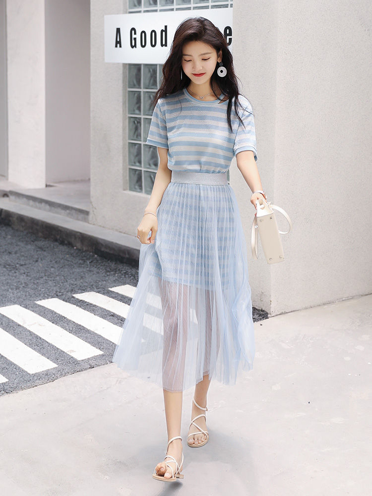 老实说“蜂腰”连衣裙火了，比冷风裙时尚洋气，适合40岁女人