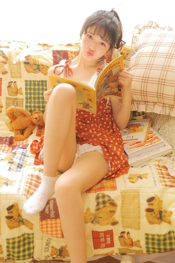 网红甜美美女,吊带香肩美腿写真图片