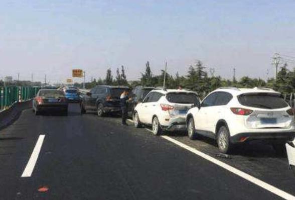 开车跑高速前车急刹车怎么办？直接撞上去吗？交警：最后强调一遍