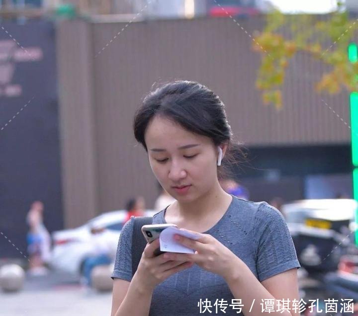  气质■好身材搭配紧身训练服，漫步街头气质十足